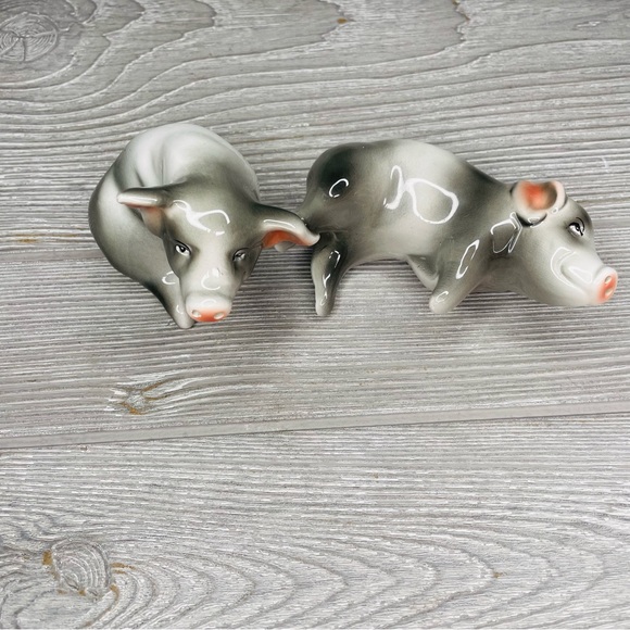 Pigs salt and pepper shaker laying down nesting hugging cuddle pigs ceramic - Picture 4 of 6
